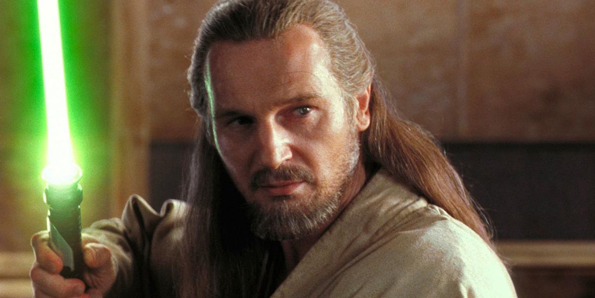 Liam Neeson jako Qui-Gon Jinn w filmie Gwiezdne wojny: Mroczne widmo