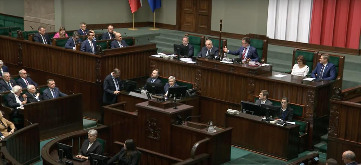 Posiedzenie Sejmu  w środku dnia ogląda pół Youtube&#8217;a